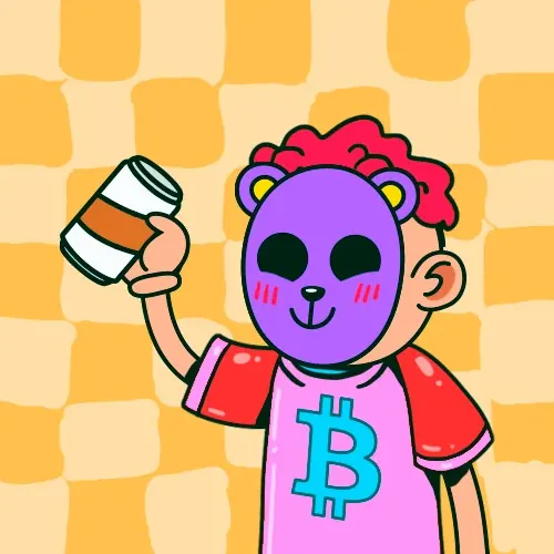 персонаж в маске медведя с кофе и футболкой биткоина